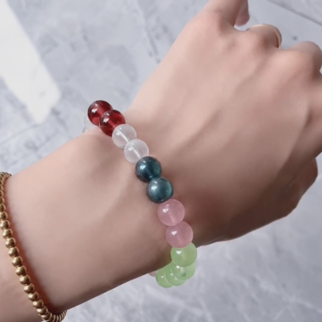 Video showcase of a personalized natural crystal bracelet highlighting sparkling beads and details.